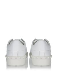 VALENTINO - Skórzane sneakersy z kolorowym logo VLTN Open. Okazja: na co dzień. Nosek buta: okrągły. Kolor: biały. Materiał: skóra. Wzór: kolorowy #3