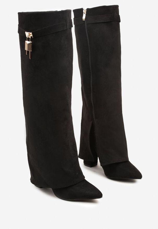 Born2be - Czarne Kozaki na Obcasie z Wywiniętą Cholewką i Kłódką Latilira. Okazja: na co dzień. Kolor: czarny. Szerokość cholewki: normalna. Sezon: jesień, zima. Obcas: na obcasie. Styl: elegancki, klasyczny, casual. Wysokość obcasa: średni