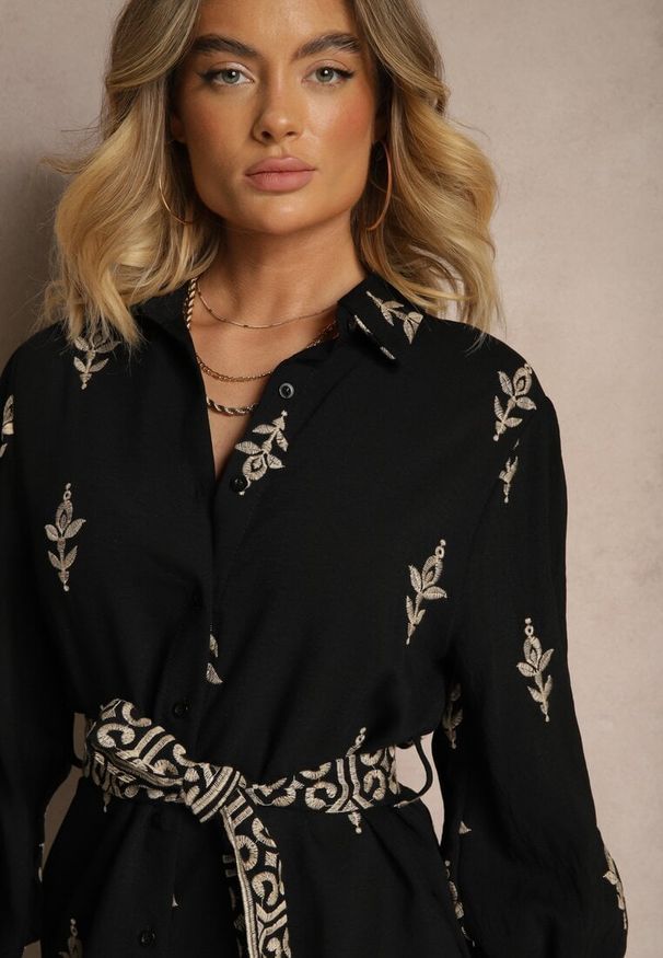 Renee - Czarna Koszulowa Sukienka w Stylu Szmizjerki z Wiskozy Wiązana w Talii Telaniwena. Okazja: na co dzień. Kolor: czarny. Materiał: wiskoza. Wzór: aplikacja, haft. Typ sukienki: szmizjerki, koszulowe. Styl: klasyczny, casual