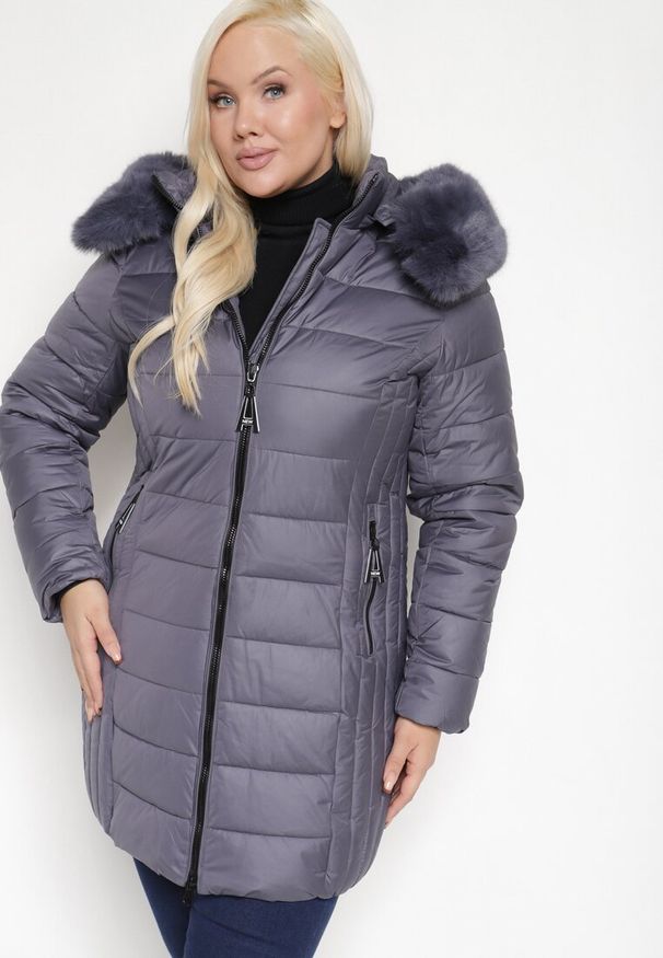 Born2be - Fioletowa Pikowana Kurtka o Taliowanym Kroju z Odpinanym Kapturem i Futrem Deozora. Okazja: na co dzień. Kolekcja: plus size. Kolor: fioletowy. Materiał: futro. Wzór: aplikacja. Styl: elegancki, casual