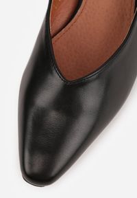 Renee - Czarne Czółenka Vices ze Skórzaną Wkładką Zdobione Metaliczną Aplikacją Asivina. Okazja: na co dzień, na imprezę. Kolor: czarny. Materiał: skóra. Wzór: aplikacja. Obcas: na obcasie. Styl: casual. Wysokość obcasa: niski #5