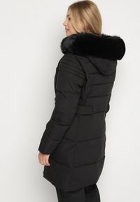 Born2be - Czarna Pikowana Kurtka z Kapturem z Futrem i Paskiem w Talii Acendria. Okazja: na co dzień. Typ kołnierza: kaptur. Kolekcja: plus size. Kolor: czarny. Materiał: futro. Styl: casual, klasyczny #6