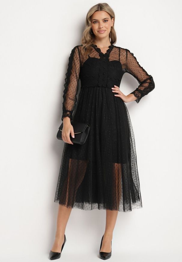 Born2be - Czarna Tiulowa Sukienka Midi z Koronkowymi Tasiemkami i Długimi Rękawami Kabienne. Kolor: czarny. Materiał: tiul, koronka. Długość rękawa: długi rękaw. Wzór: aplikacja, kropki. Długość: midi
