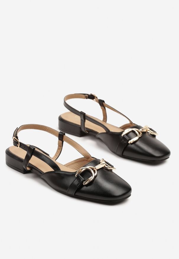 Renee - Czarne Sandały Slingback z Kwadratowym Noskiem i Metaliczną Aplikacją Koriorielle. Okazja: na co dzień. Kolor: czarny. Wzór: aplikacja. Styl: casual, elegancki