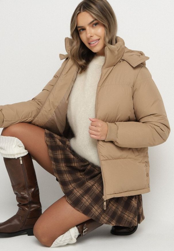 Born2be - Ciemnobeżowa Pudełkowa Kurtka Pikowana z Kapturem Anena. Typ kołnierza: kaptur. Kolor: beżowy. Styl: elegancki