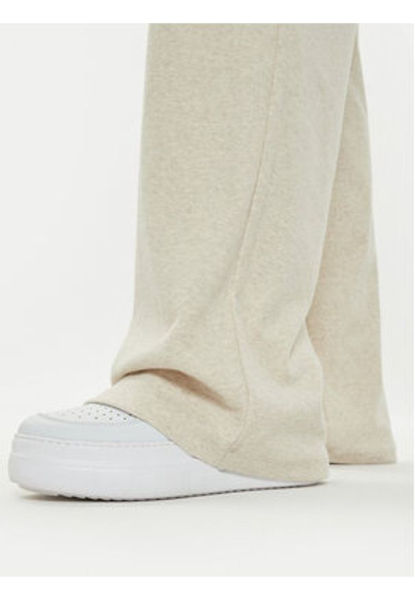 Guess Spodnie dzianinowe O4BB02 KCHZ2 Beżowy Relaxed Fit. Kolor: beżowy. Materiał: bawełna