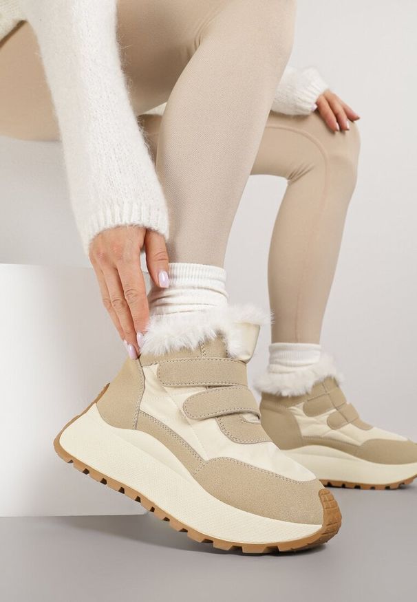 Renee - Beżowe Sneakersy Śniegowce Vices z Futerkiem na Platformie Zapinane na Rzep Nelosena. Okazja: na spacer. Zapięcie: rzepy. Kolor: beżowy. Materiał: futro. Szerokość cholewki: normalna. Sezon: zima. Obcas: na platformie. Sport: turystyka piesza