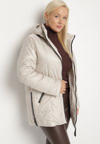 Born2be - Ciemnoszara Pikowana Kurtka Ozdobiona Pikowaniem z Odpinanym Kapturem Falerosa. Okazja: na co dzień, na spacer. Kolor: szary. Materiał: jeans. Wzór: aplikacja. Styl: casual #3