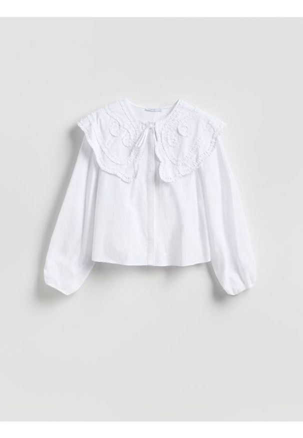 Reserved - Bluzka z ozdobnym kołnierzem - biały. Kolor: biały. Materiał: bawełna