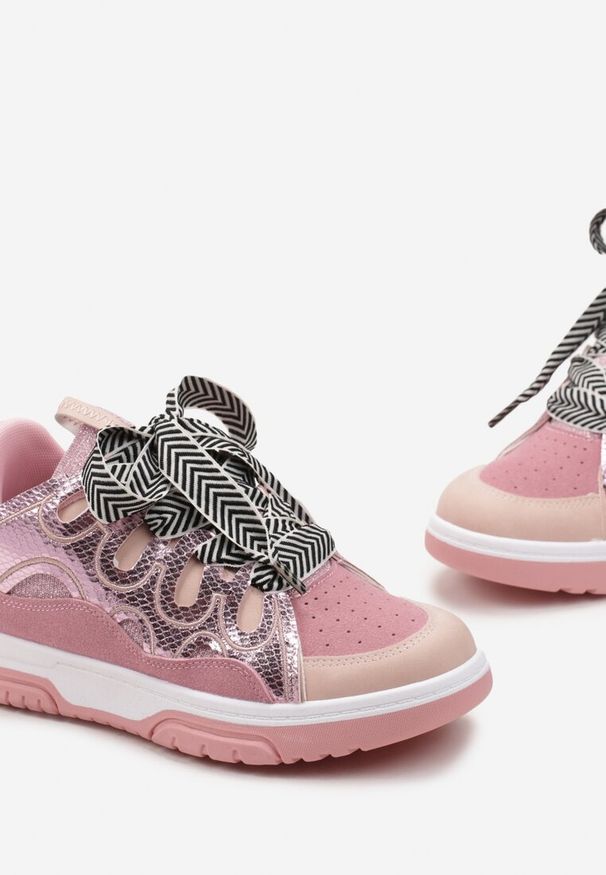 Renee - Różowe Sneakersy Ozdobione Brokatem z Oryginalnym Sznurowaniem Patricie. Kolor: różowy. Wzór: aplikacja