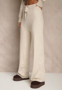 Renee - Jasnobeżowy Komplet Dzianinowy z Wełną i Bawełną Sweter Golf i Szerokie Spodnie Reipella. Kolor: beżowy. Materiał: dzianina, bawełna, wełna #3