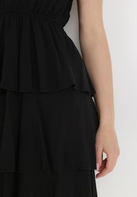 Born2be - Czarna Sukienka z Wiskozy Kephassa. Typ kołnierza: kołnierz z falbankami. Kolor: czarny. Materiał: wiskoza. Długość rękawa: na ramiączkach. Wzór: aplikacja. Typ sukienki: rozkloszowane. Styl: klasyczny #6