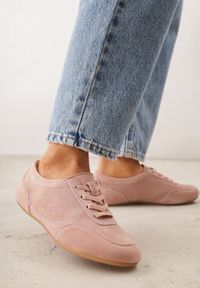 Renee - Różowe Minimalistyczne Sneakersy Zamszowe ze Skórzaną Wkładką i Perforacją Zaehlisa. Okazja: na co dzień. Kolor: różowy. Materiał: skóra, zamsz. Szerokość cholewki: normalna #2