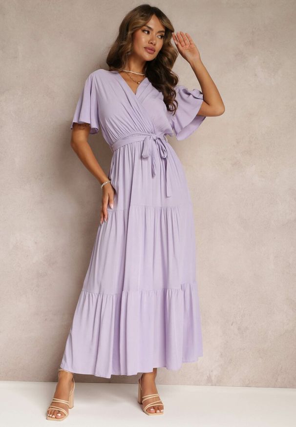 Renee - Fioletowa Rozkloszowana Sukienka z Falbanką i Wiązanym Paskiem Adotine. Kolor: fioletowy. Materiał: materiał. Sezon: wiosna, lato