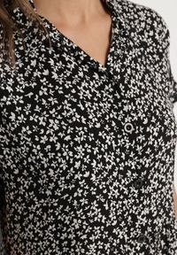 Born2be - Czarno-Biała Bawełniana Sukienka Koszulowa w Kwiaty z Rozkloszowanym Dołem Jerilsa. Okazja: na co dzień. Typ kołnierza: kołnierzyk klasyczny. Kolor: czarny. Materiał: bawełna. Długość rękawa: krótki rękaw. Wzór: kwiaty. Typ sukienki: koszulowe. Styl: casual, elegancki, klasyczny #6