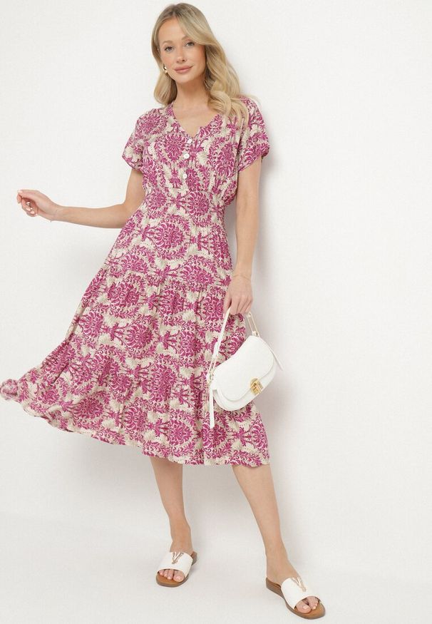 Born2be - Różowa Bawełniana Sukienka o Rozkloszowanym Kroju z Gumką w Pasie Desilona. Okazja: na co dzień. Typ kołnierza: dekolt w kształcie V. Kolor: różowy. Materiał: bawełna. Długość rękawa: krótki rękaw. Styl: casual, elegancki