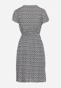 Born2be - Czarna Sukienka z Kopertowym Dekoltem Wiązanym Paskiem i Gumką w Talii z Wiskozy Canbra. Kolor: czarny. Materiał: wiskoza. Sezon: lato. Typ sukienki: kopertowe #4