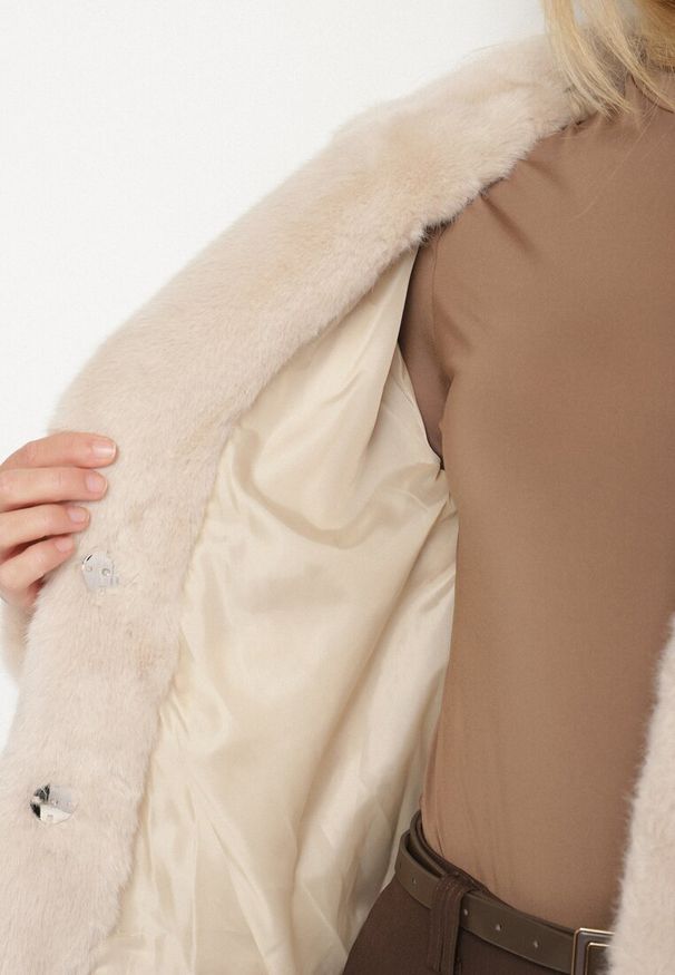 Born2be - Beżowa Krótka Kurtka Futerko z Kołnierzem w Eleganckim Stylu Giriselle. Okazja: na co dzień. Kolor: beżowy. Materiał: futro. Długość: krótkie. Sezon: zima. Styl: elegancki