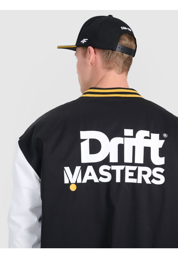 4f - 4F Czapka z daszkiem trucker snapback 4F x Drift Masters - czarna L/XL. Kolor: czarny. Materiał: bawełna, materiał. Wzór: haft. Sezon: lato. Styl: sportowy, elegancki