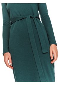 TOP SECRET - Dzianinowa sukienka z wiązaniem. Kolor: zielony. Materiał: dzianina. Długość rękawa: długi rękaw. Wzór: prążki. Sezon: zima. Typ sukienki: proste. Długość: midi #4