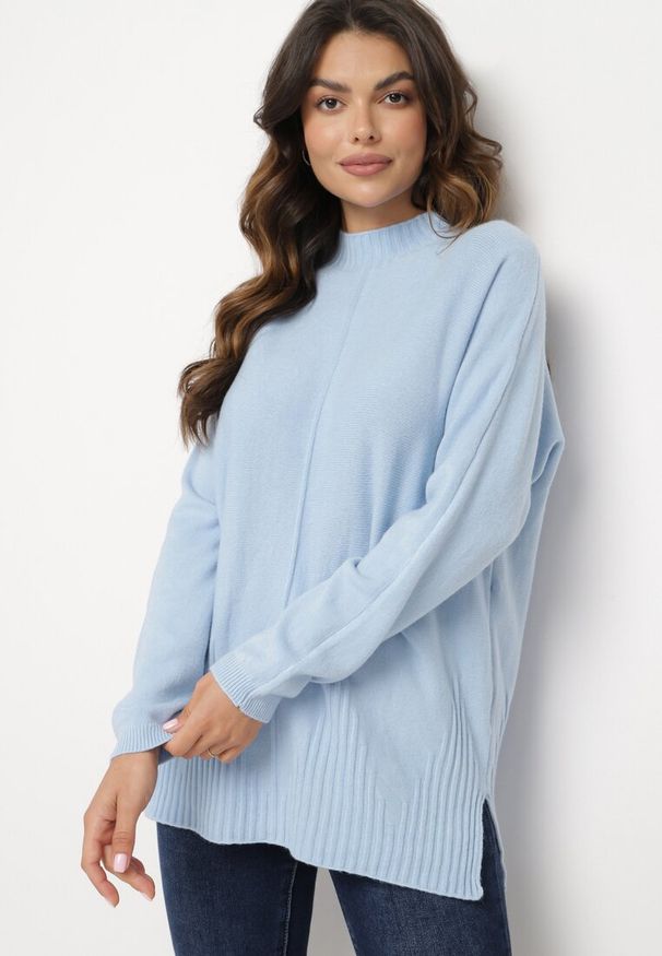 Born2be - Jasnoniebieski Sweter z Półgolfem z Prążkowanej Dzianiny z Wycięciami po Bokach Rerivra. Kolor: niebieski. Materiał: dzianina, prążkowany. Styl: wizytowy, elegancki