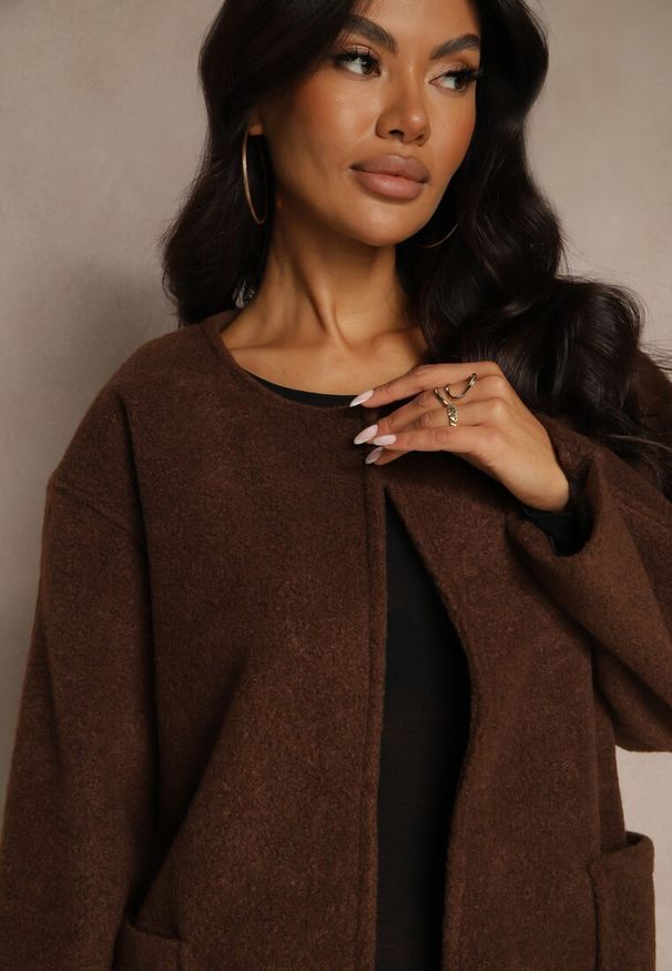 Renee - Brązowa Kurtka o Pudełkowym Kroju Bez Zapięć z Kieszeniami Unilda. Okazja: na co dzień, do pracy. Kolor: brązowy. Materiał: satyna, koronka, jeans. Styl: casual, elegancki