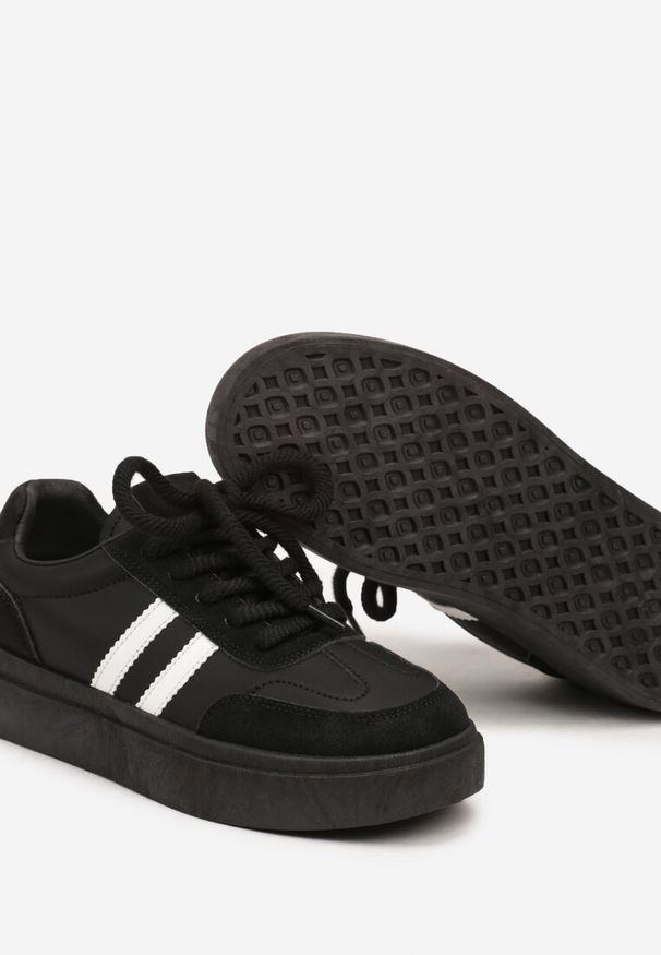 Born2be - Czarno-Białe Sneakersy na Grubej Podeszwie z Paskami i Sznurowaniem Tiariel. Nosek buta: okrągły. Zapięcie: pasek. Kolor: czarny. Materiał: syntetyk, nubuk. Obcas: na obcasie. Wysokość obcasa: niski