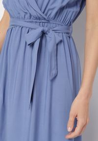 Born2be - Niebieska Wiskozowa Sukienka z Kopertowym Dekoltem z Paskiem Savorlisse. Okazja: na co dzień. Kolor: niebieski. Materiał: wiskoza. Wzór: aplikacja. Typ sukienki: kopertowe. Styl: casual, klasyczny #3