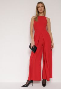Born2be - Czerwony Elegancki Kombinezon z Ozdobnymi Zakładkami Zellysha. Okazja: na co dzień, na spotkanie biznesowe. Kolor: czerwony. Wzór: aplikacja. Styl: elegancki #3