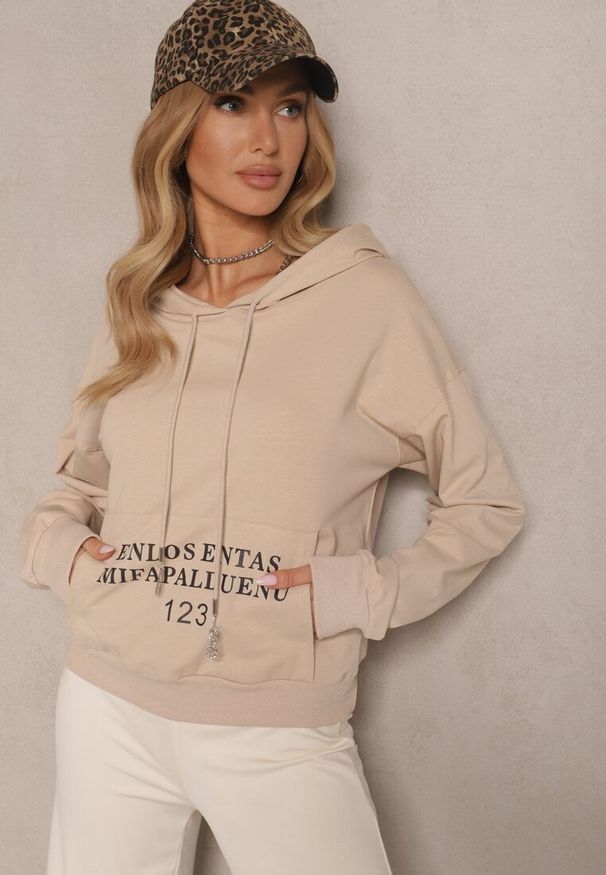 Renee - Beżowa Bluza o Klasycznym Kroju z Kapturem i Kieszenią Firloti. Okazja: na co dzień. Typ kołnierza: kaptur. Kolor: beżowy. Materiał: jeans. Styl: klasyczny