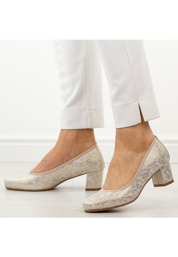 Złote czółenka damskie na obcasie M.Daszyński Sa212-6. Okazja: na wesele, na ślub cywilny. Kolor: złoty. Materiał: skóra. Szerokość cholewki: normalna. Sezon: jesień, wiosna, lato. Obcas: na obcasie. Styl: klasyczny, elegancki. Wysokość obcasa: średni