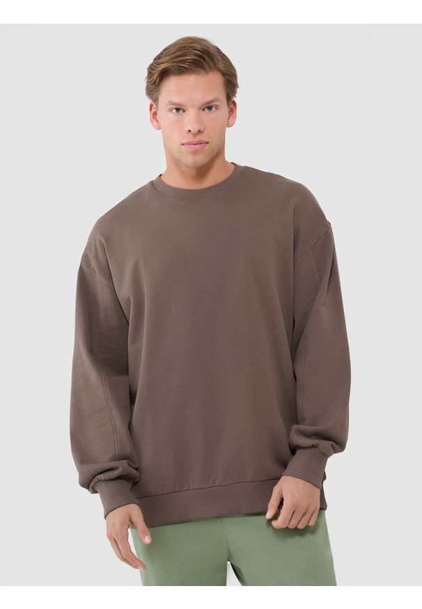 4f - 4F Bluza dresowa oversize nierozpinana bez kaptura męska - brązowa XXL. Okazja: na co dzień. Typ kołnierza: bez kaptura. Kolor: brązowy. Materiał: dresówka. Styl: casual, sportowy, klasyczny