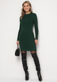 Born2be - Ciemnozielona Dzianinowa Sukienka Mini z Ozdobnym Prążkowaniem o Dopasowanym Fasonie Kais. Kolor: zielony. Materiał: dzianina, prążkowany. Długość: mini #4