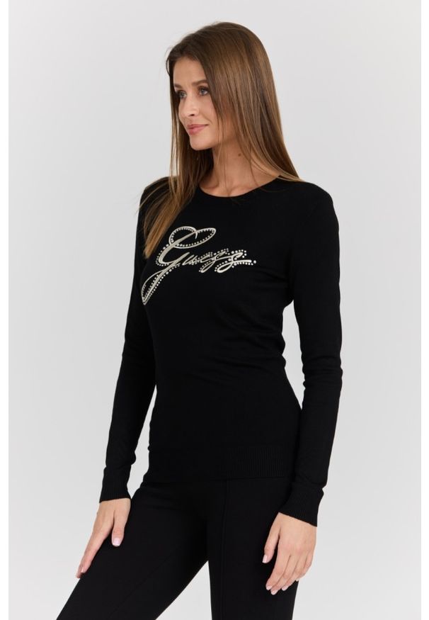 Guess - GUESS Czarny damski sweter Olive z haftowanym logo, Rozmiar S. Kolor: czarny. Materiał: materiał, wiskoza. Długość rękawa: długi rękaw. Długość: długie. Wzór: haft. Styl: klasyczny, elegancki