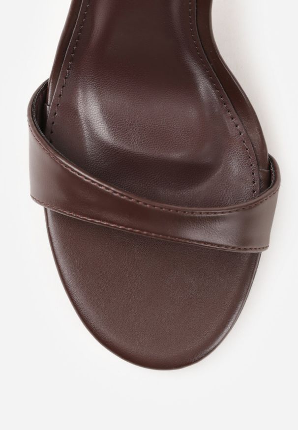 Born2be - Brązowe Sandały na Szpilce z Cienkim Paskiem Nealia. Okazja: na co dzień. Zapięcie: pasek. Kolor: brązowy. Materiał: jeans. Obcas: na szpilce. Styl: casual, klasyczny