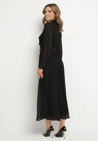 Born2be - Czarna Rozkloszowana Sukienka Maxi z Plisowanym Dołem i Paskiem Brofilla. Okazja: na co dzień. Kolor: czarny. Materiał: poliester, materiał, koronka. Wzór: aplikacja, koronka. Styl: casual, klasyczny. Długość: maxi #5