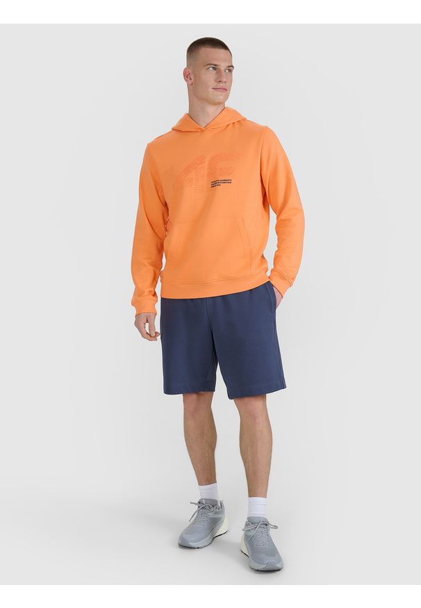 4f - 4F Bluza dresowa nierozpinana z kapturem męska - pomarańczowa M. Okazja: na co dzień. Typ kołnierza: kaptur. Kolor: pomarańczowy. Materiał: dresówka. Wzór: gładki, nadruk, napisy, ze splotem. Styl: casual, sportowy
