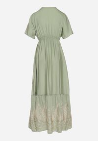 Born2be - Zielona Kopertowa Sukienka z Wiskozy Zdobiona Frędzlami i Metalicznym Haftem Redeirae. Okazja: na spacer, na co dzień. Typ kołnierza: dekolt w serek. Kolor: zielony. Materiał: wiskoza. Wzór: haft, aplikacja. Typ sukienki: kopertowe. Styl: casual, klasyczny #3