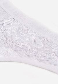 Born2be - Szare Majtki Stringi z Bawełną Ozdobione Koronką Thelanthe. Kolor: szary. Materiał: bawełna, koronka. Wzór: aplikacja, koronka #3