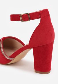 Born2be - Czerwone Czółenka Vices z Wkładką ze Skóry Naturalnej Ozdobione Cyrkoniami Virirra. Okazja: na ślub cywilny, na wesele. Nosek buta: szpiczasty. Zapięcie: sprzączka. Kolor: czerwony. Wzór: aplikacja. Materiał: skóra. Obcas: na obcasie. Styl: elegancki, wizytowy. Wysokość obcasa: średni #3