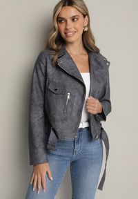 Born2be - Szara Kurtka Ramoneska z Kieszeniami i Paskiem z Klamrą Polvila. Okazja: na co dzień. Kolor: szary. Materiał: jeans. Długość rękawa: długi rękaw. Długość: długie. Styl: klasyczny, casual, rockowy, elegancki #1