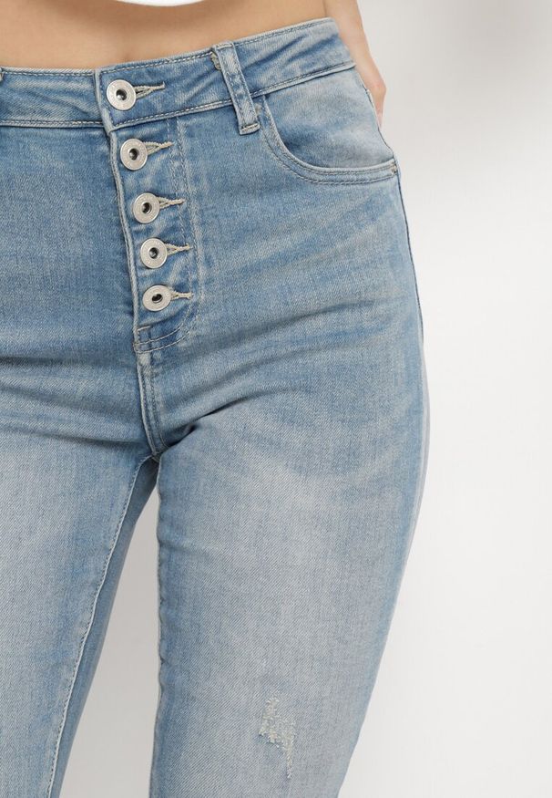 Born2be - Niebieskie Jeansy Skinny z Postrzępionymi Nogawkami Odettema. Okazja: na co dzień. Kolor: niebieski. Styl: casual, elegancki