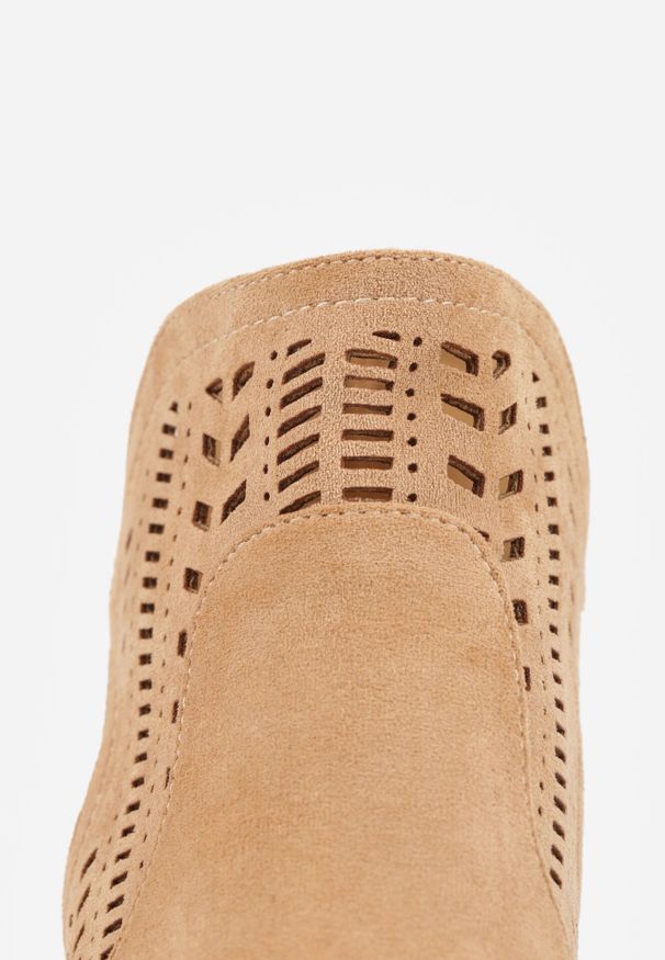 Born2be - Ciemnobeżowe Botki Kowbojki Vices na Obcasie z Ażurową Cholewką i Wycięciem Dorfedi. Okazja: na co dzień. Kolor: beżowy. Materiał: jeans. Szerokość cholewki: normalna. Wzór: ażurowy. Obcas: na obcasie. Styl: casual, elegancki. Wysokość obcasa: średni
