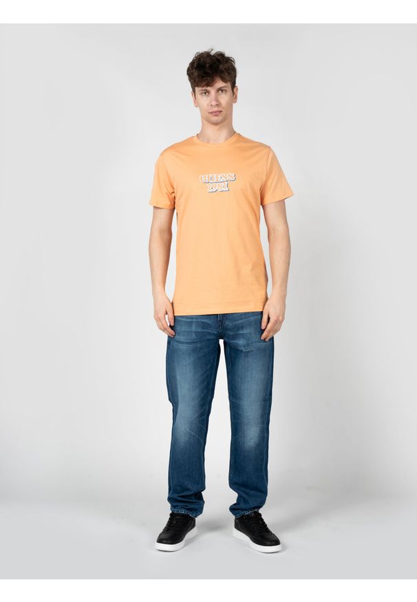 Guess T-Shirt "Embro" | M3GI30K8FQ4 | Mężczyzna | Pomarańczowy. Okazja: na co dzień. Kolor: pomarańczowy. Materiał: bawełna. Długość: długie. Styl: casual, elegancki