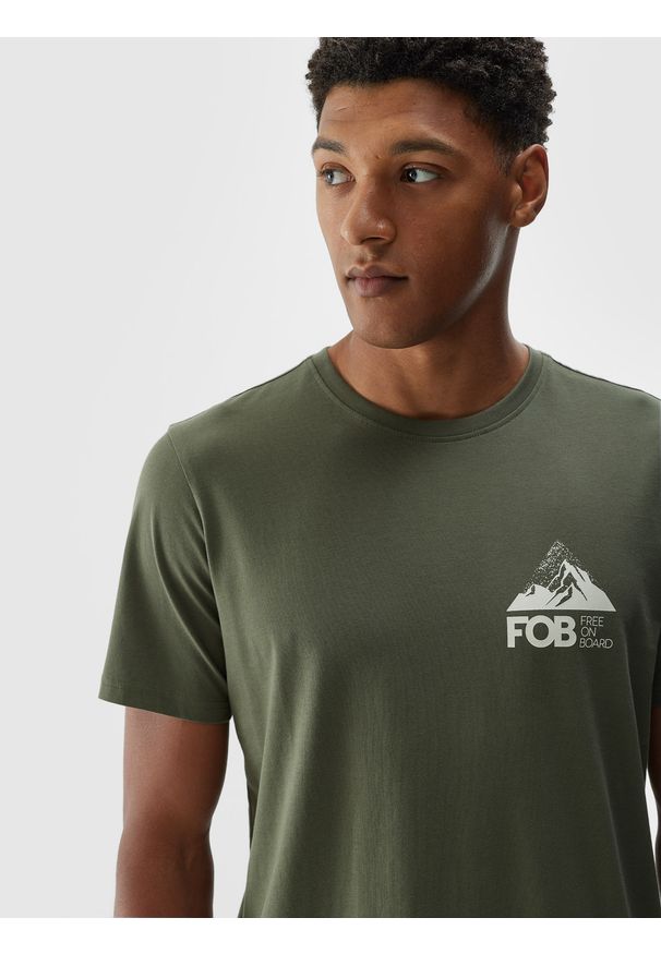 4f - 4F T-shirt regular z nadrukiem męski - oliwkowy/khaki 3XL. Okazja: na co dzień. Kolor: oliwkowy, wielokolorowy, brązowy. Materiał: bawełna, jersey, dzianina. Wzór: nadruk. Styl: sportowy, klasyczny, casual