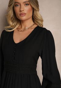 Renee - Czarna Rozkloszowana Sukienka z Wiskozy Zdobiona Koronkowymi Wstawkami Gonolen. Okazja: na co dzień. Typ kołnierza: dekolt w kształcie V. Kolor: czarny. Materiał: koronka, wiskoza. Długość rękawa: długi rękaw. Wzór: aplikacja. Styl: elegancki, casual #3