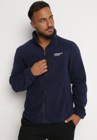 Born2be - Granatowa Polarowa Bluza ze Stójką z Ozdobnym Napisem i Suwakiem Dwarena. Typ kołnierza: kołnierzyk stójkowy. Kolor: niebieski. Materiał: polar. Wzór: napisy #4