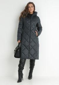 Born2be - Ciemnozielona Kurtka za Kolano Pikowana Viphee. Kolor: zielony. Materiał: materiał. Sezon: zima, jesień #1