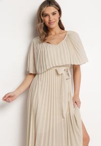 Born2be - Beżowa Sukienka Plisowana z Szeroką Falbaną Przy Dekolcie Dinara. Kolor: beżowy. Styl: wizytowy. Długość: maxi #3