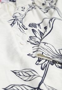 Born2be - Granatowo-Biała Sukienka z Wiskozy o Pudełkowym Kroju w Kwiatowy Print Reninca. Okazja: na co dzień. Kolekcja: plus size. Kolor: niebieski. Materiał: wiskoza. Wzór: nadruk, kwiaty. Sezon: lato. Typ sukienki: proste, dla puszystych. Styl: casual #4